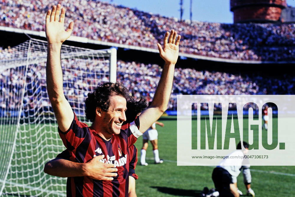 FRANCO BARESI, AC Milan, Celebrating his goal, Serie A, Milan vs Roma 4-1, Milano SERIE A 1988-89 MILAN-ROMA 4-1