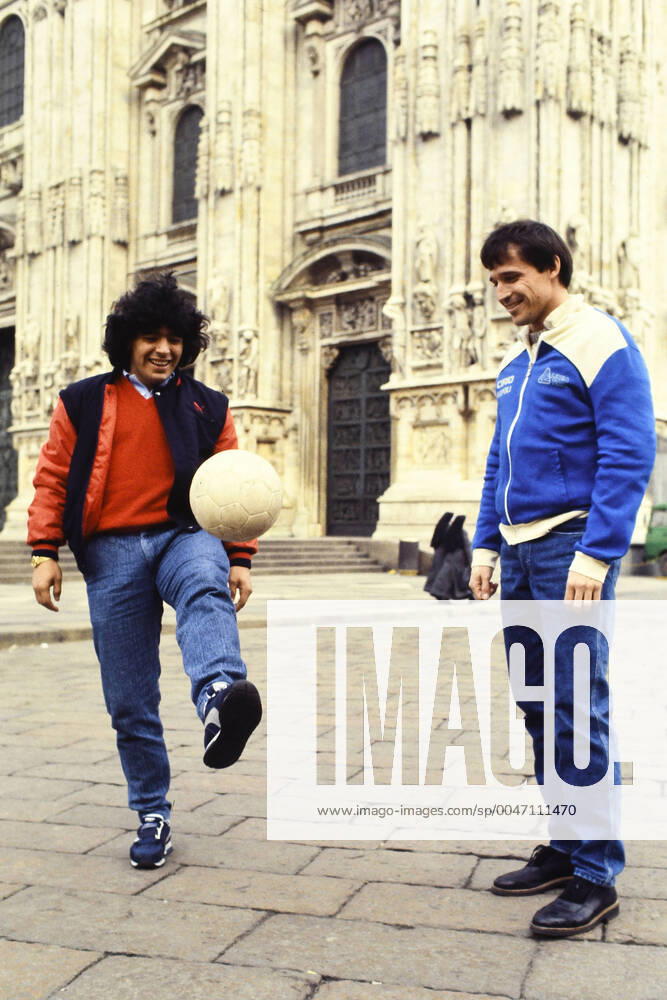 DIEGO MARADONA, DANIEL BERTONI, Napoli, Serie A, Playing football in Piazza del Duomo, Milano SERIE A 1984-85 NAPOLI - MARADONA E BERTONI IN PIAZZA DEL DUOME