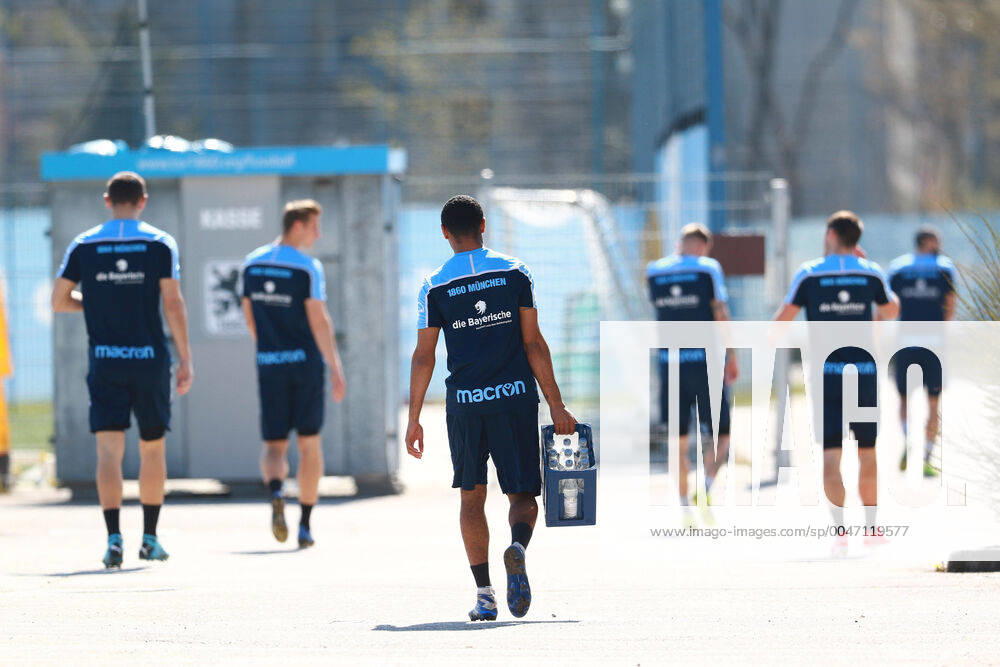 The group around Sascha Mölders re is mt enough distance from each other on the way to training The training of the 1860 team is not public due to coronavirus danger TSV 1860 resumes training on the field today Under strict conditions in small groups the first units are completed after the compulsory break due to the coronavirus pandemic Football 3 League 06 04 2020 TSV 1860 München Training