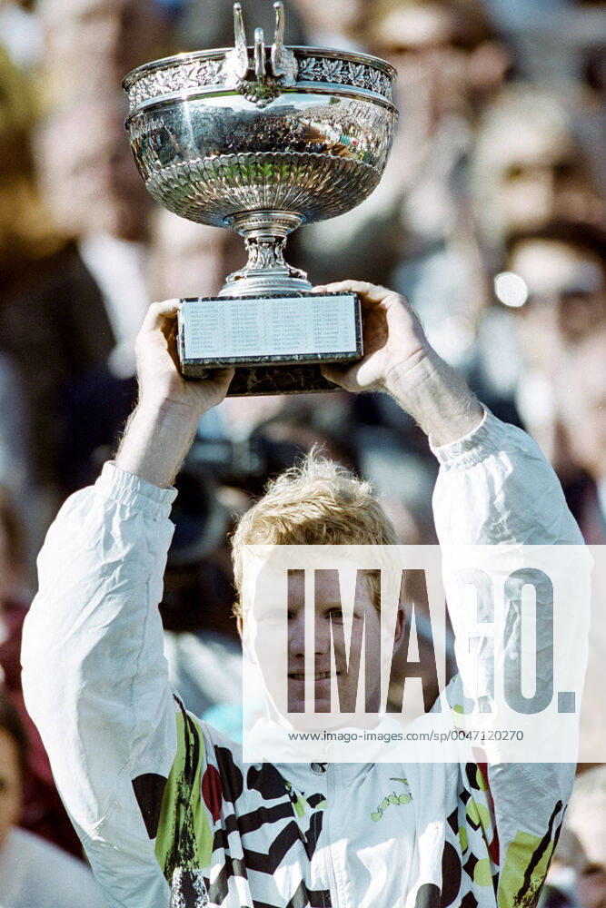 Tennis, French Open Jim Courier of USA celebrates with the trophy after winning the final against Andre Agassi of USA in the French Open on June 9, 1991 in Paris, France BILDBYRAN,