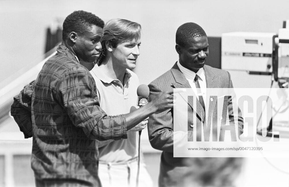 Athletics, World Athletics Championships Winner Ben Johnson, Canada, and 2nd placed Carl Lewis, USA L , are interviewed after the 100 m final at The World Athletics Championships on August 30, 1987 in Rome, Italy BILDBYRAN,