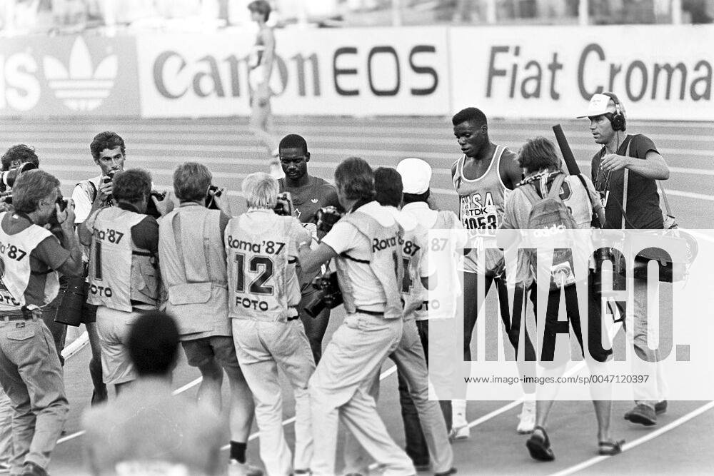 Athletics, World Athletics Championships Winner Ben Johnson, Canada, and 2nd placed Carl Lewis, USA, react after the 100 m final at The World Athletics Championships on August 30, 1987 in Rome, Italy BILDBYRAN,