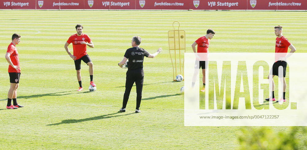 Stuttgart , Football Training VfB Stuttgart , Resumption of training after the corona break from left Mario Gomez Hamada Al Ghaddioui Rainer Widmayer Mateo Klimowicz Sasa Kalajdzic