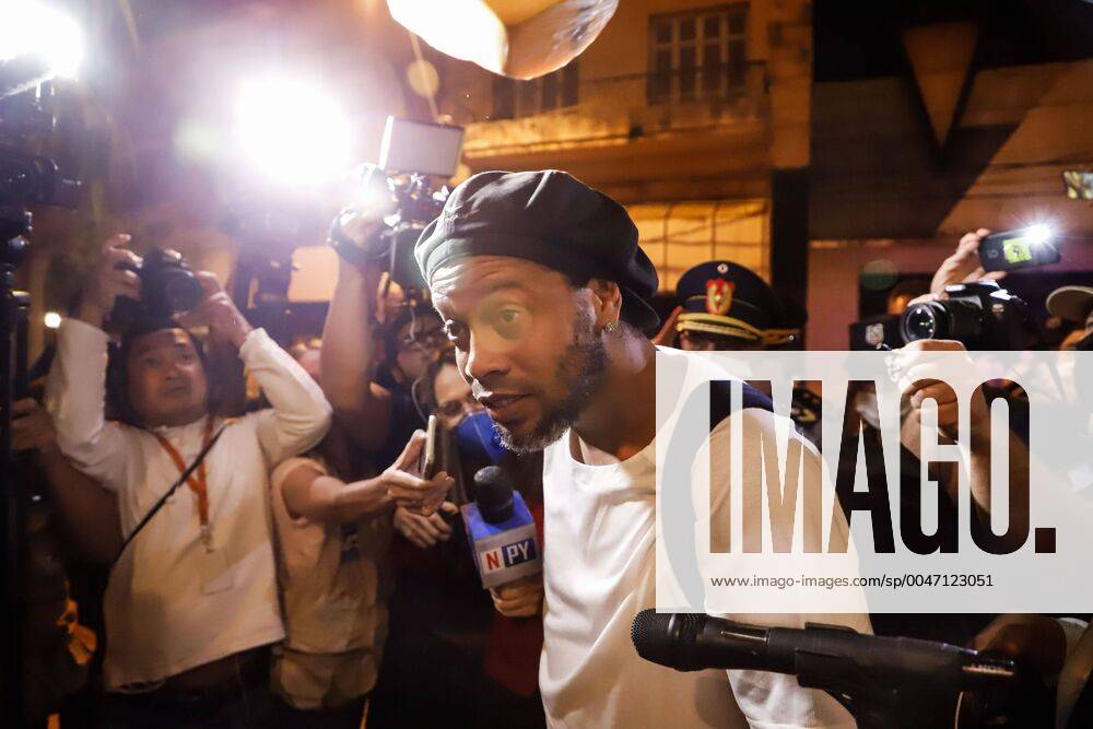 KW15 Ronaldinho Gaucho arrives at the Hotel Palmaroga in Asunción, Paraguay, 07 April 2020. Brazilian Ronaldinho and his brother entered the Tuesday night at the hotel in the downtown of Asuncion where fulfilled house arrest after leaving the police headquarters where they have remained a month in custody after being charged with entering Paraguay with passports fake Paraguayans. The house arrest was resolved a few hours earlier by a guarantee judge at a hearing to review the measures and after depositing the sum of $ 1.6 million in the state-owned Banco Nacional de Fomento as bail for the two brothers. EFE Nathalia Aguilar Ronaldinho enters a hotel in Asuncion to carry out house arrest !ACHTUNG: NUR REDAKTIONELLE NUTZUNG!