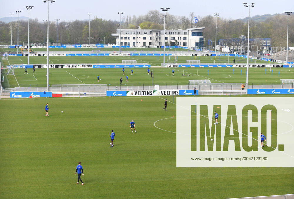 Football GER, 1 Bundesliga season 2019 2020, Corona Training FC Schalke 04, , Training with a lot of distance on three places, behind the office Gelsenkirchen Nordrhein Westfalen Germany Team2