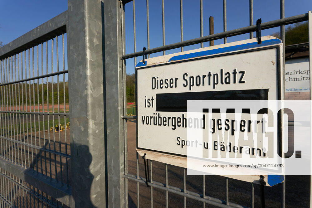 The sports fields at Schnitzers Wiese are deserted despite the summer weather Due to the corona crisis all sports facilities are currently closed Coronavirus Sportanlagen Koblenz F9106475