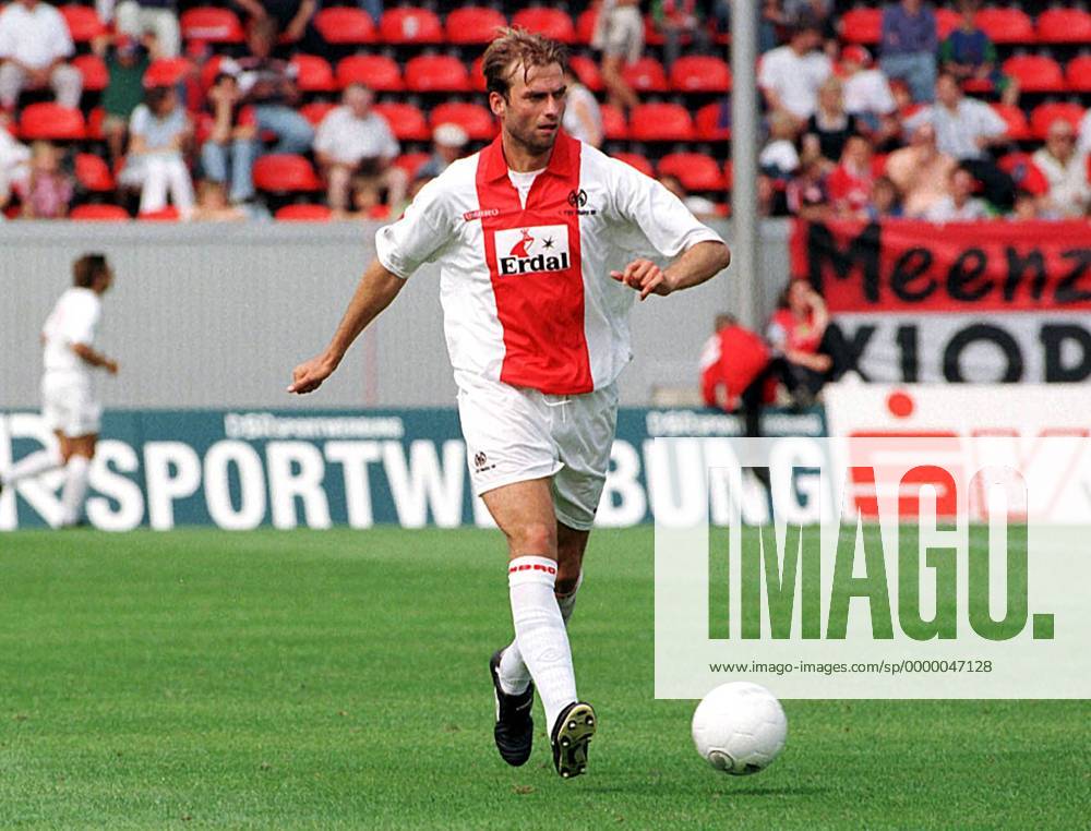 Jürgen Klopp mit Ball Fußball 2. BL Herren Saison 1997 1998: FSV Mainz 05 Einzelbild Stadion am Bruchweg Mainz Dynamik,