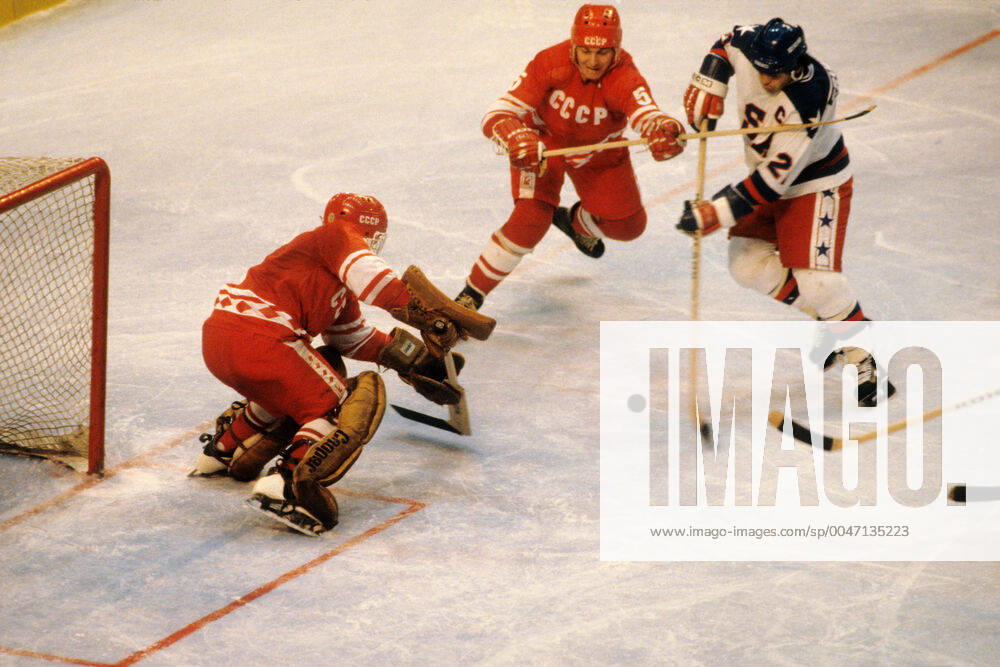 Ice hockey, Eishockey Mike Eruzione(USA) scoring the winning against the Soviet Union (Russians) to put Team USA in the finals at the 1980 Olympic Winter games, Winterspiele,Spiele, Summer games Lake Placid New York USA