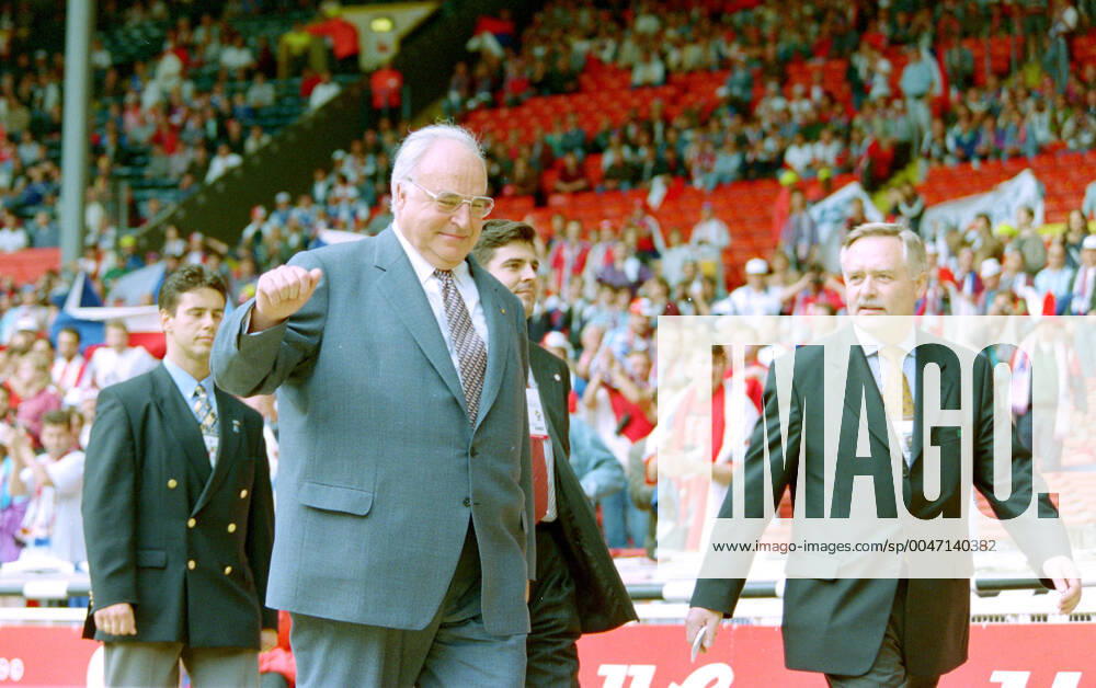 European Football Championship 1996, Final, Germany Czech Republic 2 1 n V, the then Chancellor Helmut Kohl in the stadium, right Horst R Schmidt DFB London Wembley Stadium England Team2