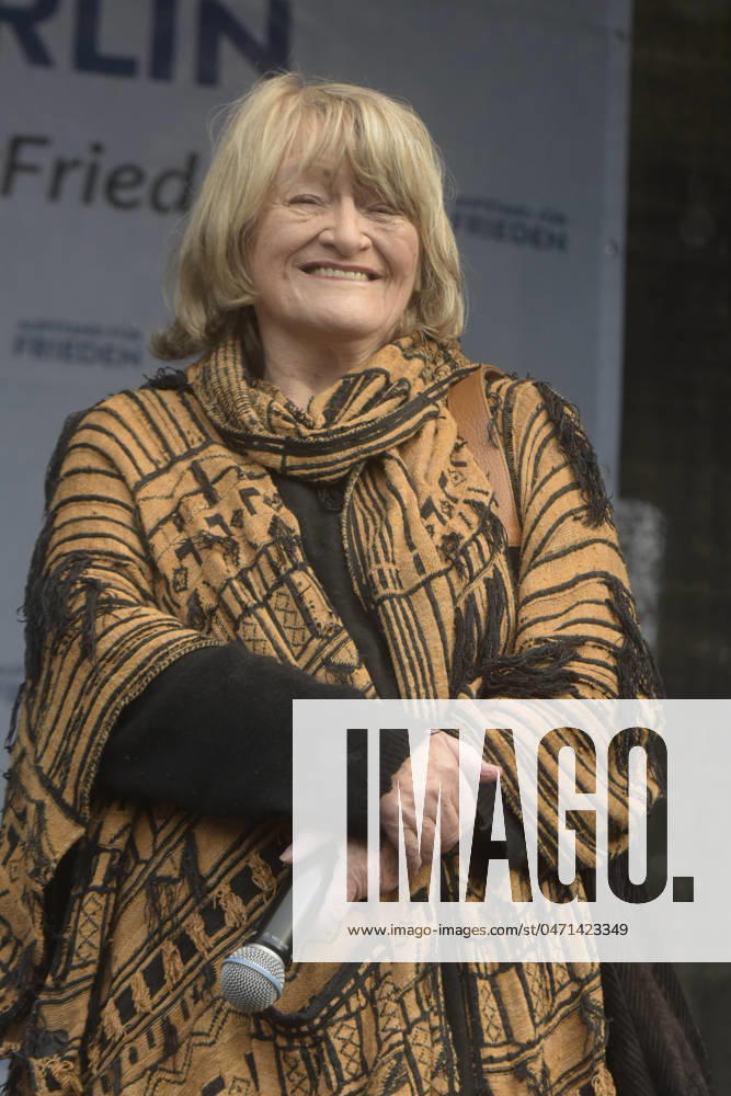 Alice Sophie Schwarzer born on December 3, 1942 in Wuppertal speaks at the Uprising for Peace rally at the Brandenburg Gate The demand is not to supply weapons to Ukraine and to end the war with Russia through negotiations