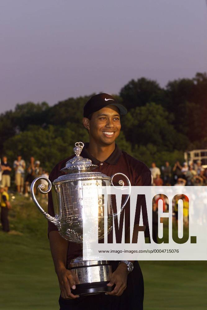 Tiger Woods (USA) holds the Wanamaker Trophy after winning the PGA Championship in Louisville Icon5570345 o0 Sieg, Sieger Siegerehrung Pokal Trophäe Freude Objekte Eldrick