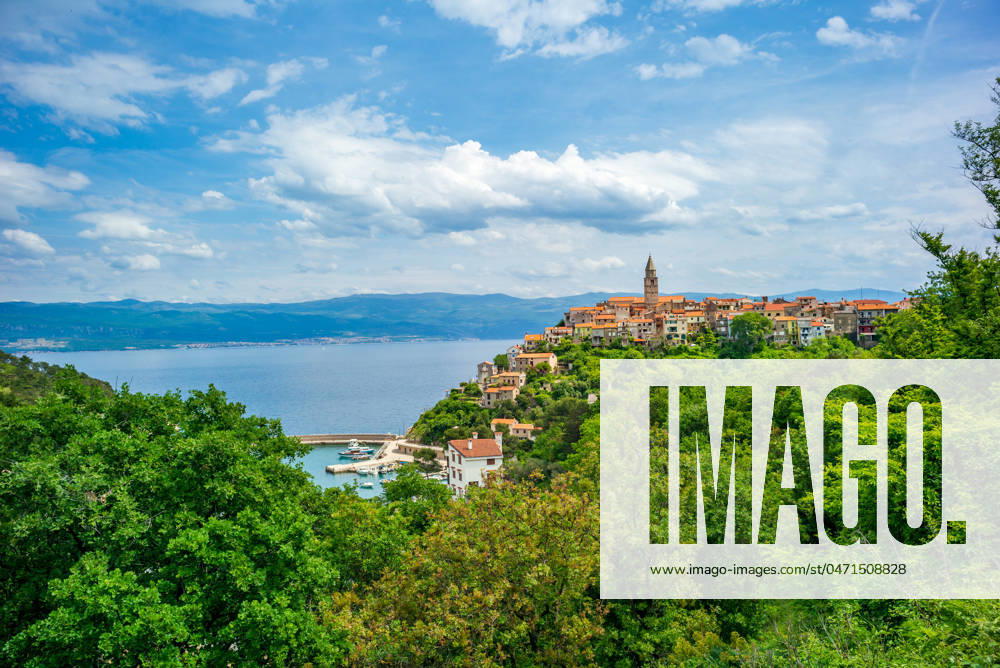 Vrbnik, kroatien, 1. mai 2024, stadtansicht der hisotrischen stadt auf der insel krk