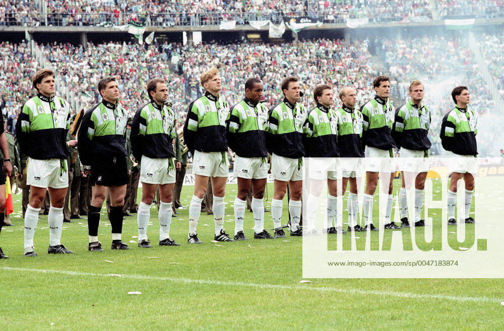 DFB Cup Final Borussia Moenchengladbach VFL Wolfsburg Team Gladbach before the game from left Michael KLINKERT, Uwe KAMPS, Christian Hochstätter, Stefan EFFENBERG, Martin DAHLIN, Patrick ANDERSSON, Thomas KASTENMAIER, Peter WYNHOF, Heiko HERRLICH, Jörg NEUN, Karl Heinz PFLIPSEN HM