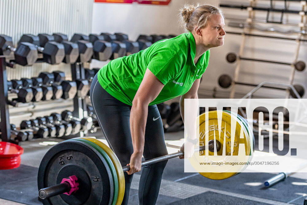 Shot putter Sara Gambetta SV Halle during weight training In the course of the restrictions due to the Corona crisis and the cancellation of the Olympics, the ladies of the SV Halle throwing group train with special permission on the Brandberge Halle Saale Sachsen Anhalt throwing facility Germany