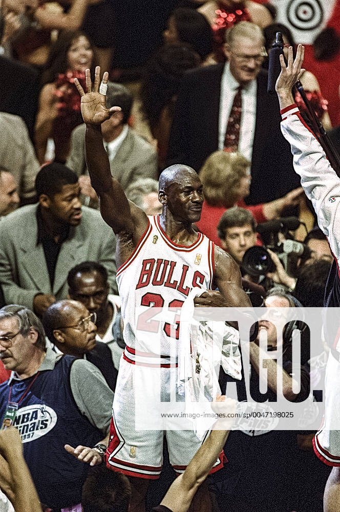 Basketball Michael Jordan Michael Jordan and the Chicago Bulls defeat the Utah Jazz winning the 1997 NBA, Basketball Herren, USA Finals Chicago United Center Illinois United States