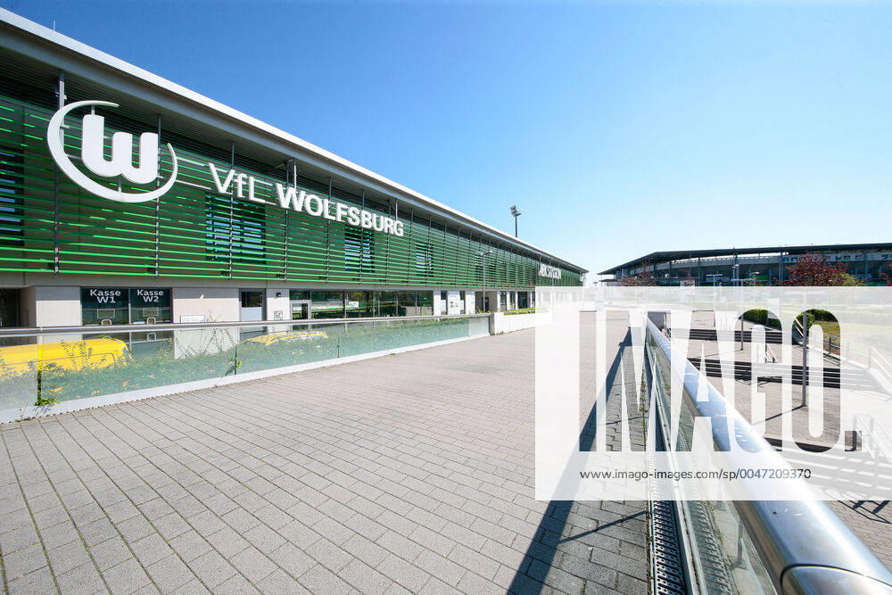 Episodes of the Corona Virus in Wolfsburg, AOK Stadium of VfL Wolfsburg, in the background the Volkswagen Arena, where the first team in the Bundesliga is playing Both the Regionalliga Nord, where VfLs U23 team is playing, and the Flyeralarm Frauen Bundesliga are currently taking a break Wolfsburg