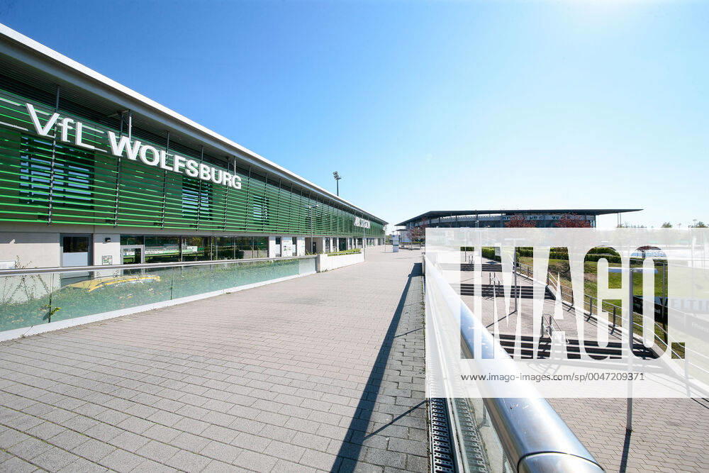 Episodes of the Corona Virus in Wolfsburg, AOK Stadium of VfL Wolfsburg, in the background the Volkswagen Arena, where the first team in the Bundesliga is playing Both the Regionalliga Nord, where VfLs U23 team is playing, and the Flyeralarm Frauen Bundesliga are currently taking a break Wolfsburg