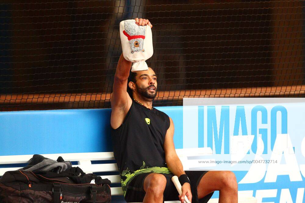 Dustin Brown with a hot water bottle in his hand at the Tennis Exhibition Series in Hoehr Grenzhausen Tennis Exhibition Series in Hoehr Grenzhausen Tennis Exhibition Series in Hoehr Grenzhausen Tennis Exhibition Series in Hoehr Grenzhausen