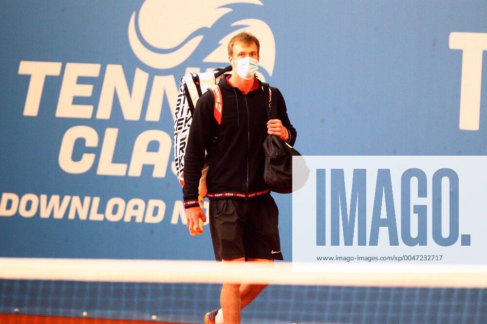 Jan Choinski enters the court at the Tennis Exhibition Series in Hoehr Grenzhausen with a face mask Tennis Exhibition Series in Hoehr Grenzhausen Tennis Exhibition Series in Hoehr Grenzhausen Tennis Exhibition Series in Hoehr Grenzhausen