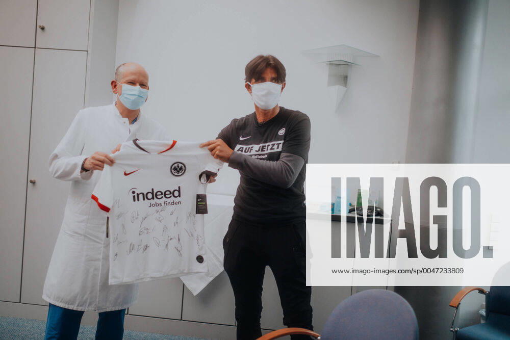 On jetzt In Eintracht für die Region on 28 04 2020 at the Helios Klinik in Wiesbaden Bruno Hübner, Gelson Fernandes and Filip Kostic are on their way to the state capital Wiesbaden to take a look behind the scenes of the Helios Klinik Sport director Hübner has a very special connection to the clinic, because his three children were born here He is impressed by the performance of the medical staff On jetzt In Eintracht für die Region