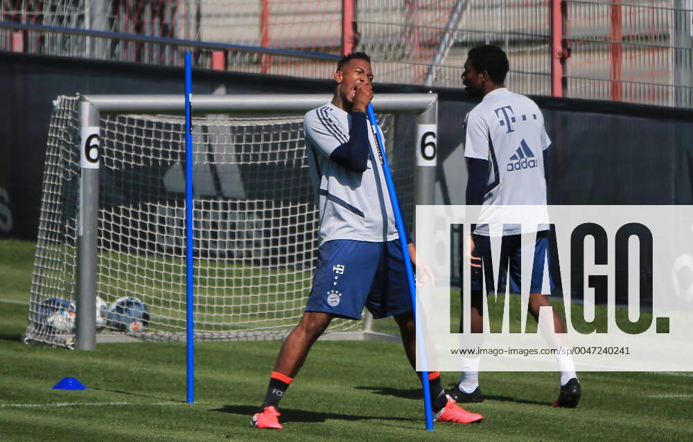 FCB Training, Saebenerstrasse Munich, Soccer, in the picture Jerome Boateng FCB singing at the bar