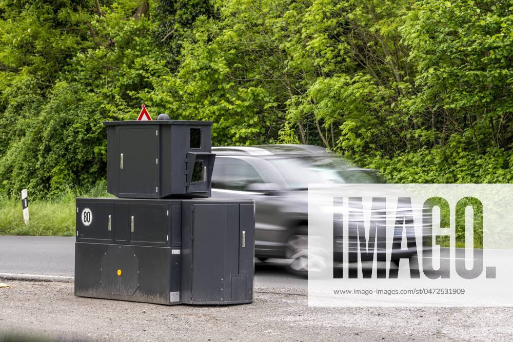 Semi-stationary speed camera on the B227, Hattinger Straße, used by the city of Gelsenkirchen, model TraffiStar S350 from Jenoptik, the device is temporary, self-sufficient for up to a week, at various measuring points, can measure and flash in 2 directions, laser mea
