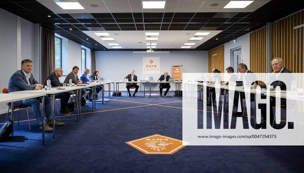 KW20 Fußball, Treffen zu den finanziellen Auswirkungen der Corona-Krise auf den niederländischen Fußball Initiator and player broker Rob Jansen, director KNVB Eric Gudde and all interest groups prior to a consultation in the KNVB Sports Center in Zeist, The Netherlands on Thursday 14 May. The main interest groups in Dutch professional football discuss the major financial consequences of the corona crisis. ANP ROBIN VAN LONKHUIJSEN ANPxSportx IVx 410527570