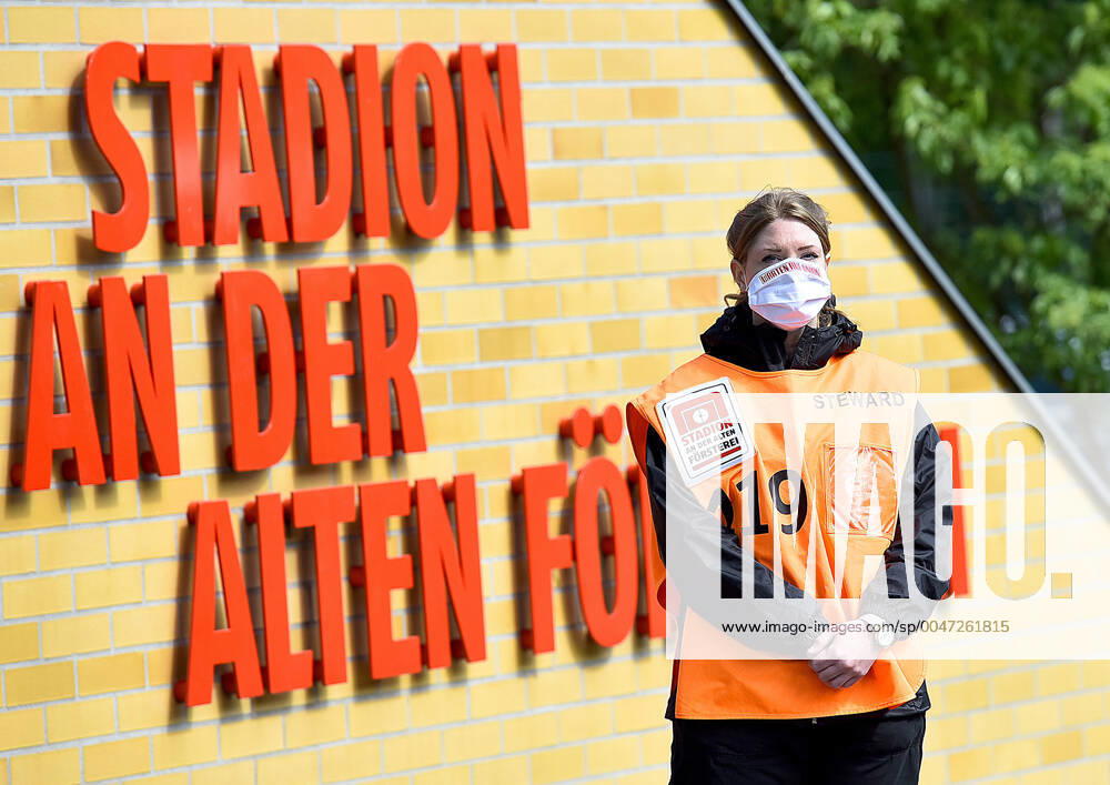 Fussball 1 Bundesliga, Season 19 20, Matchday 26,1 FC Union Berlin FC Bayern Muenchen, v l Steward with protective mask in front of the stadium at the old Foersterei Only for journalistic purposes Only for editorial use Koepenick