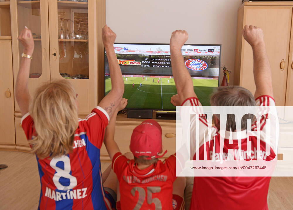 Soccer 1 Bundesliga 2019 2020, Bavaria fans watch the ghost game FC Union Berlin FC Bayern Munich in front of the TV in their living room at home in Rammingen Bayern Goal celebration Modelreleased