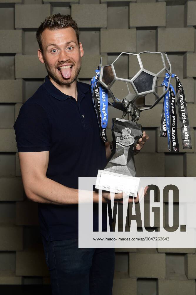 KW20 WESTKAPELLE, BELGIUM - MAY 17 : Simon Mignolet goalkeeper of Club Brugge pictured with the Belgian cup celebrating winning the Jupiler Pro League title 2019 - 2020 for the 16th time in the history of the club. Due to the restrictions related to the spread of the Corona or Covid-19 virus, imposed by the Belgian government, Club Brugge is obliged to celebrate the league title online with measures that reduce social distancing at the Club Brugge training grounds Belfius Basecamp on May 17, 2020 in Westkapelle, Belgium, 17 05 2020 FOOTBALL : : Le Club Brugge celebre en ligne le titre de la Jupiler Pro League 2020 - 17 05 2020 PHOTONEWS PANORAMIC