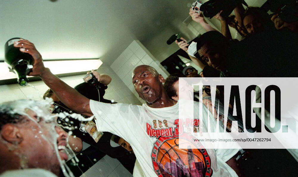 Michael Jordan pours bubbly on Dennis Rodman inside the locker room after winning the NBA, Basketball Herren, USA title on June 14, 1998. USA - ZUMAm67_ 19980614_zaf_m67_003