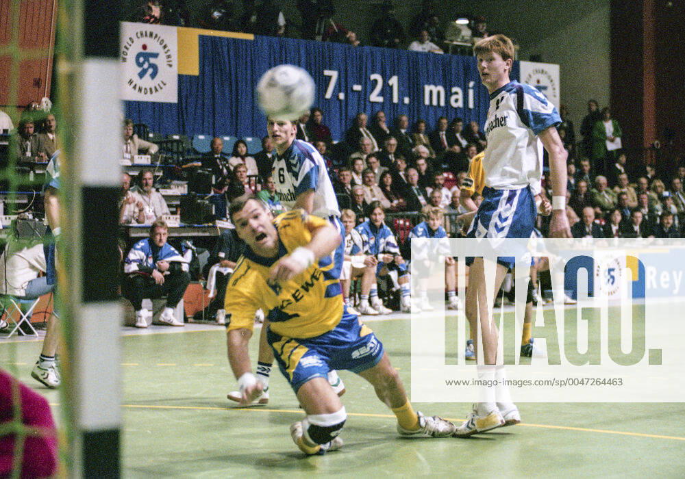 REYKJAVIK 1995 05 21 Germany s Jan Fegter C and Volker Zerbe R watches Sweden s Per Carlà n L throws the ball to score during the bronze medal game between Germany and Sweden at IHF World Men s Handball Championship in Reykjavik, Iceland, May 21, 1995 Sweden won 25 20 Reykjavik Iceland
