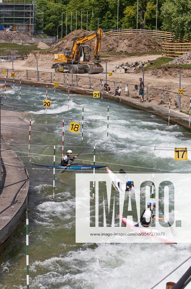 Construction site Eiskanal the area will be closed to passers-by for almost two years due to the reconstruction of the course for the canoe slalom WM 2022 For the time being the training of the canoeists continues