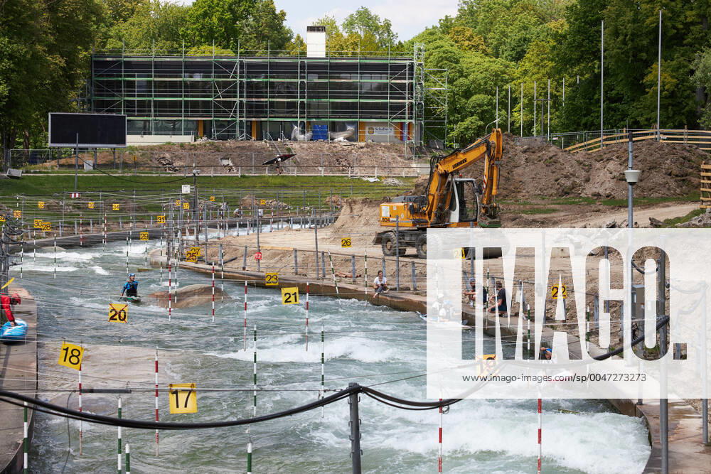 Construction site Eiskanal the area will be closed to passers-by for almost two years due to the reconstruction of the course for the canoe slalom WM 2022 For the time being the training of the canoeists continues
