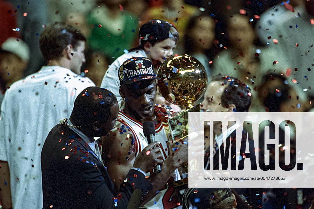 1997 NBA, Basketball Herren, USA Finals Michael Jordan and the Chicago Bulls defeat the Utah Jazz winning the 1997 NBA Finals is interviewed by Ahmad Rashad Chicago United Center Illinois United States