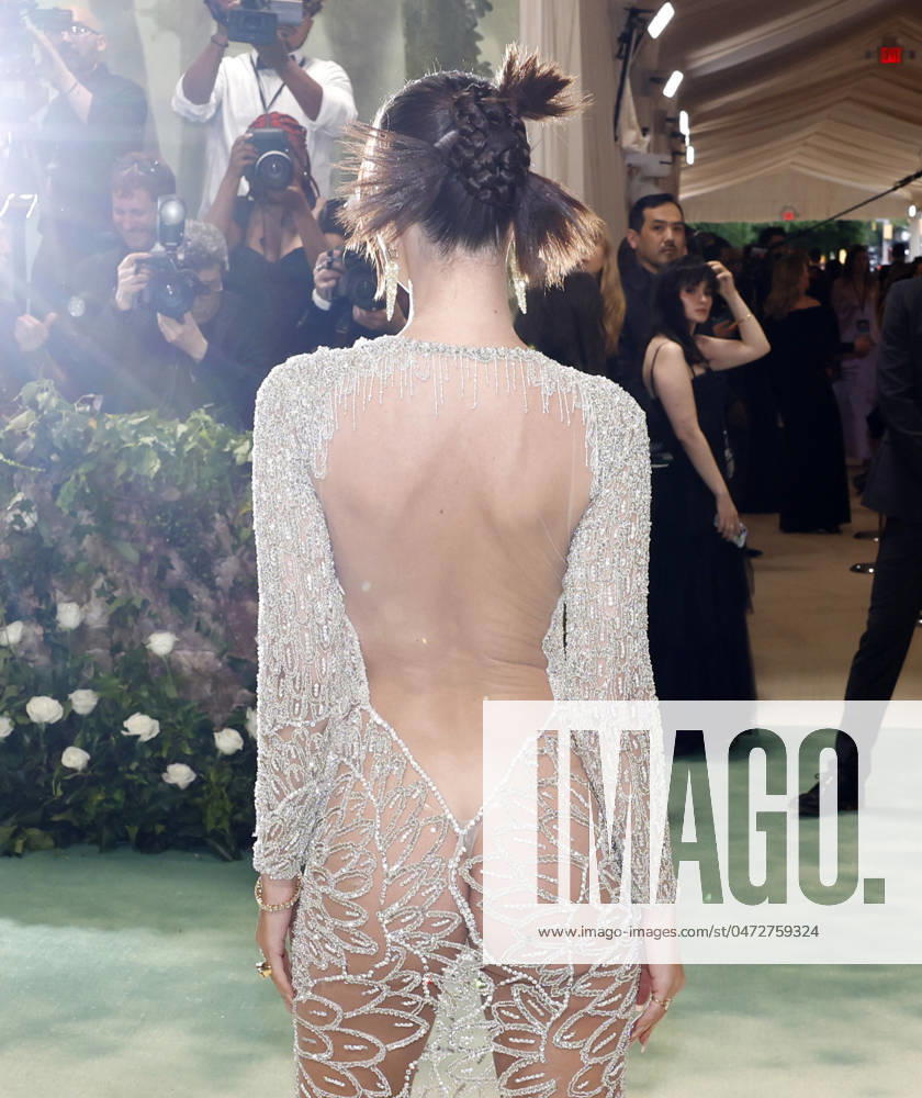 Emily Ratajkowski arrives on the red carpet at the 2024 Met Gala celebrating Sleeping Beauties: Reawakening Fashion at The Metropolitan Museum of Art on Monday, May 6, 2024 in New York City. NYP20240506619 JOHNxANGELILLO