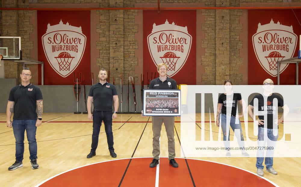 Germany, Wuerzburg, Training Center, 22 05 2020,, emonline, despor, deonline, Basketball, BBL, donation handover of the two fan clubs of s Oliver Wuerzburg Picture from left Simon Luksch, Alexander Kütt both Red Passion Würzburg , SOW Managing Director Steffen Liebler, Christina Kröner and André Hofmann both Würzburg Youngstars The two fan clubs, Wuerzburg Youngstars e V and Red Passion Wuerzburg donate the proceeds from the sale of the ghost tickets as well as the deposit of 3000 Euro to Oliver Wuerzburg Furthermore, all season ticket holders have the opportunity to declare their renunciation of a proportional refund online at www soliver wuerzburg de tickets so much love With these joint actions, the professional basketball in the cathedral city will be secured for the long term