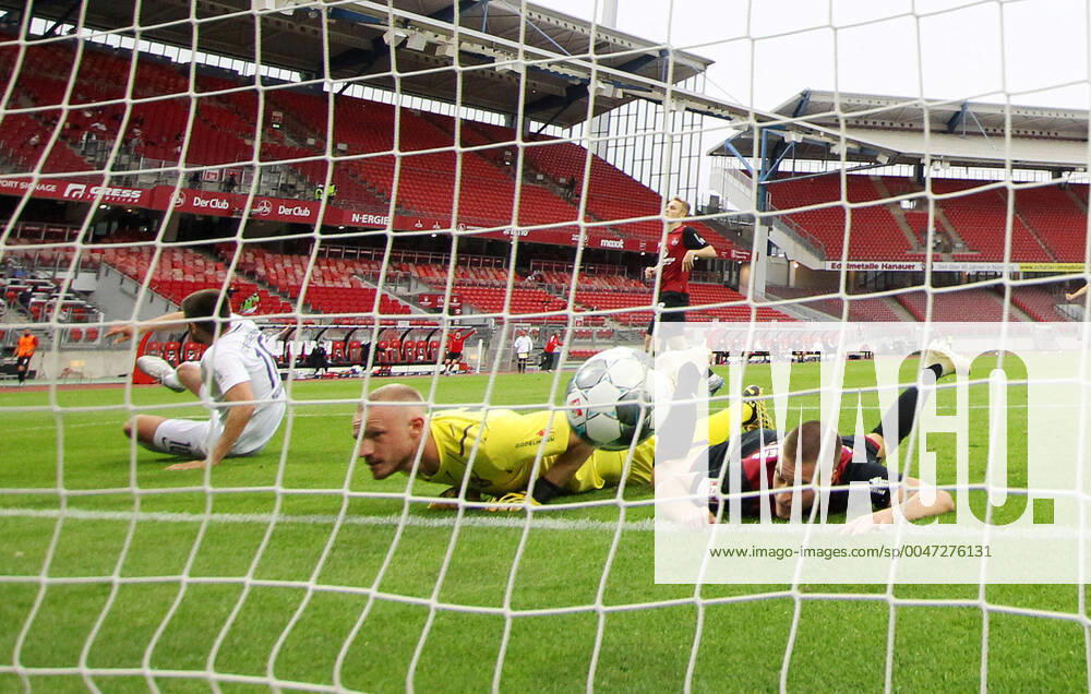 Nürnberg Aue 22 05 2020 Nürnberg, 22 05 2020, Max Morlock Stadium, Soccer, GER, 2 Bundesliga, 27 Matchday , 1 FC Nürnberg vs. FC Erzgebirge Aue , In the picture goal for Erzgebirge Aue Dimitrij Nazarov li , 10, Aue scores to 0 1 against goalkeeper Felix Dornebusch 21, Nürnberg and Fabian Nürnberger Nuernberger 15, Nuremberg , In accordance with the regulations of the DFL Deutsche Fußball Liga, it is prohibited to use or have used in the stadium and or the game photographs in the form of sequence images and or video-like photo series , Foto PICTURE POINT Sven Sonntag Poolfoto , Nürnberg Bayern Deutschland Poolfoto Pool Sven Sonntag ,