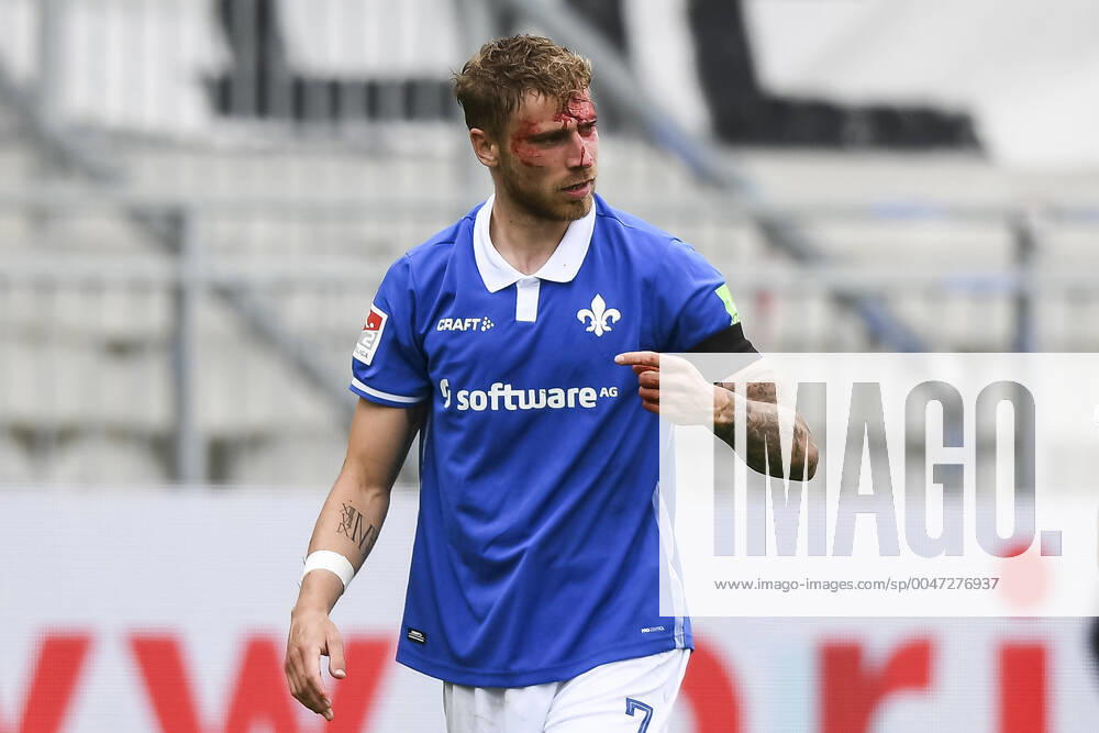 Football 2 Bundesliga, SV Darmstadt 98 FC St Pauli 23 05 2020, Football 2 Bundesliga, Season 19 20, Matchday 27, SV Darmstadt 98 FC St Pauli, emonline,, v l Felix Platte SV Darmstadt 98 with laceration must be treated and will be replaced Photo Florian Ulrich Jan Huebner Pool Only for journalistic use Only for editorial use Darmstadt Merck Stadium at the Boellenfalltor Hessen Germany Poolfoto Florian Ulrich Jan Huebner Pool ,