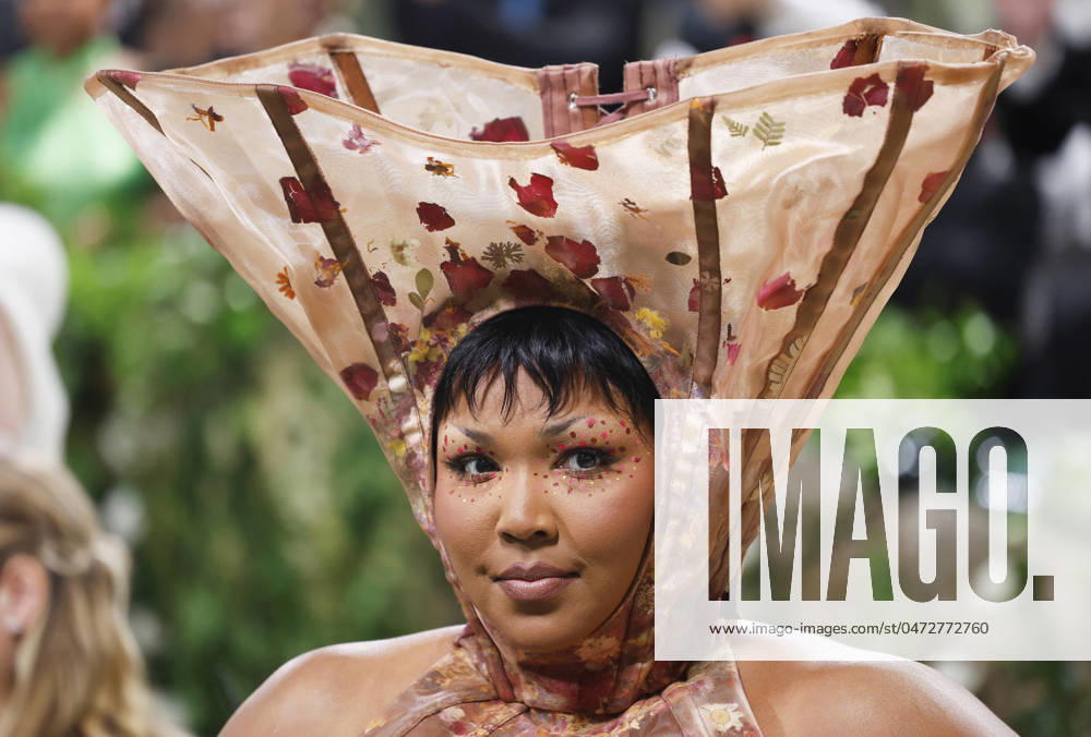 Lizzo arrives on the red carpet at the 2024 Met Gala celebrating Sleeping Beauties: Reawakening Fashion at The Metropolitan Museum of Art on Monday, May 6, 2024 in New York City. NYP20240506551 JOHNxANGELILLO