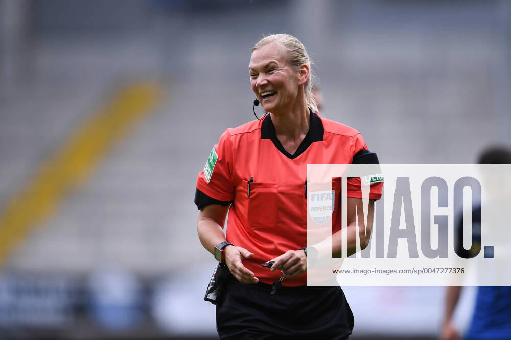 SC Paderborn TSG 1899 Hoffenheim, 23 05 2020 Referee Bibiana Steinhaus, Photo Edith Geuppert GES Pool Rauch nordphoto DFL regulations prohibit any use of photographs as image sequences and or quasi video Editorial use only National and international news agencies out Paderborn NRW Germany Poolfoto Edith Geuppert GES POOLRauch nor ,