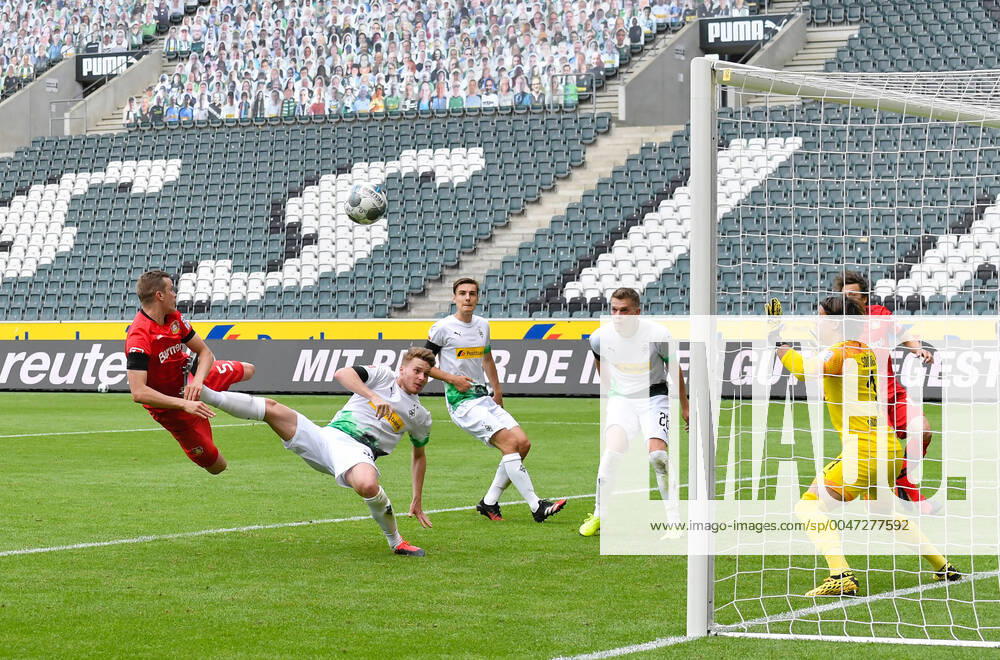 Borussia Mönchengladbach Bayer Leverkusen, 23 05 2020 Football, 1 Bundesliga, Season 19 20, 27 Matchday, Borussia Mönchengladbach Bayer Leverkusen, 23 05 2020 Goal to the 1 3 by a header from Sven Bender Leverkusen against Nico Elvedi BMG , Matthias Ginter BMG and goalkeeper Yann Sommer BMG Foto Maik Hölter team2sportphoto PoolviaNorbert Schmidt Only for journalistic purposes Only for editorial use According to the rules of the DFL Deutsche Fußball Liga it is prohibited, to use or have used photographs taken in the stadium and or of the match in the form of sequence images and or video-like photo sequences DFL regulations prohibit any use of photographs as image sequences and or quasi video Mönchengladbach Borussia Park NRW Germany Poolfoto Maik Hölter team2sportphoto PoolviaNorbert Schmidt ,