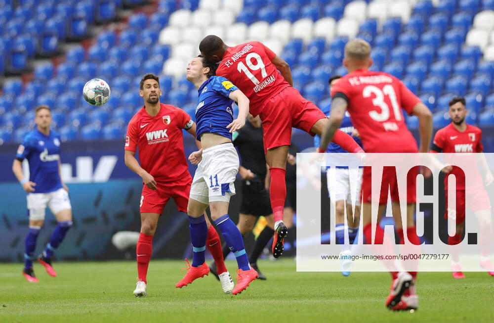 Firo,Football 24 05 2020 1 Bundesliga , Season 19 20 2019 2020 27 Matchday FC Schalke 04 FC Augsburg 24 05 2020 1 Bundesliga , Season 19 20 2019 2020 27 Matchday FC Schalke 04 FC Augsburg ZWEIKAMPF , Michael Gregoritsch AGAINST Felix Uduokhai , RIGHT copyright by Ralf Ibing firo Pool via Kirchner Media For journalistic purposes only Only for editorial use Schalke NRW Germany Poolfoto Kirchner-Media Ralf Ibing Pool firo Sportphoto ,