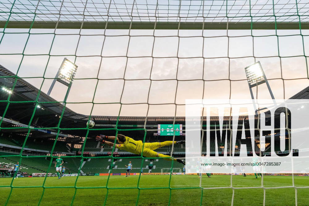 SV Werder Bremen vs Borussia Moenchengladbach, 26 05 2020 Brilliant save Jiri Pavlenka Werder Bremen 01 Shot with the back goal remote camera Sport nphgm001 Football 1 Bundesliga season 19 20 28 Matchday SV Werder Bremen vs Borussia Moenchengladbach, 26 05 2020 Photo gumzmedia nordphoto POOL Bremen wohninvest Weserstadion Bremen GERMANY Poolfoto gumzmedia nordphoto ,