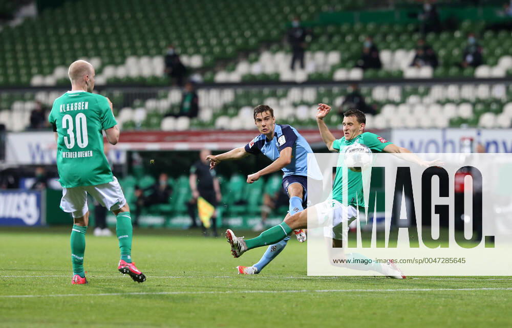 Bremen Moenchengladbach 26 05 2020, Fussball 1 Bundesliga 2019 2020, 28 Matchday, SV Werder Bremen Borussia Moenchengladbach, im Wohninvest Weserstadion Bremen v li Davy Klaassen Werder Bremen , Florian Neuhaus Borussia Mönchengladbach , Maximilian Eggestein Werder Bremen Photo Cathrin Mueller M i S Pool Only for journalistic purposes Only for editorial use According to the regulations of the DFL Deutsche Fußball Liga it is prohibited to use or have used photographs taken in the stadium and or of the match in the form of sequence images and or video-like photo sequences DFL regulations prohibit any use of photographs as image sequences and or quasi video Bremen Bremen Bremen Deutschland Poolfoto Cathrin Mueller M.i.S. ,