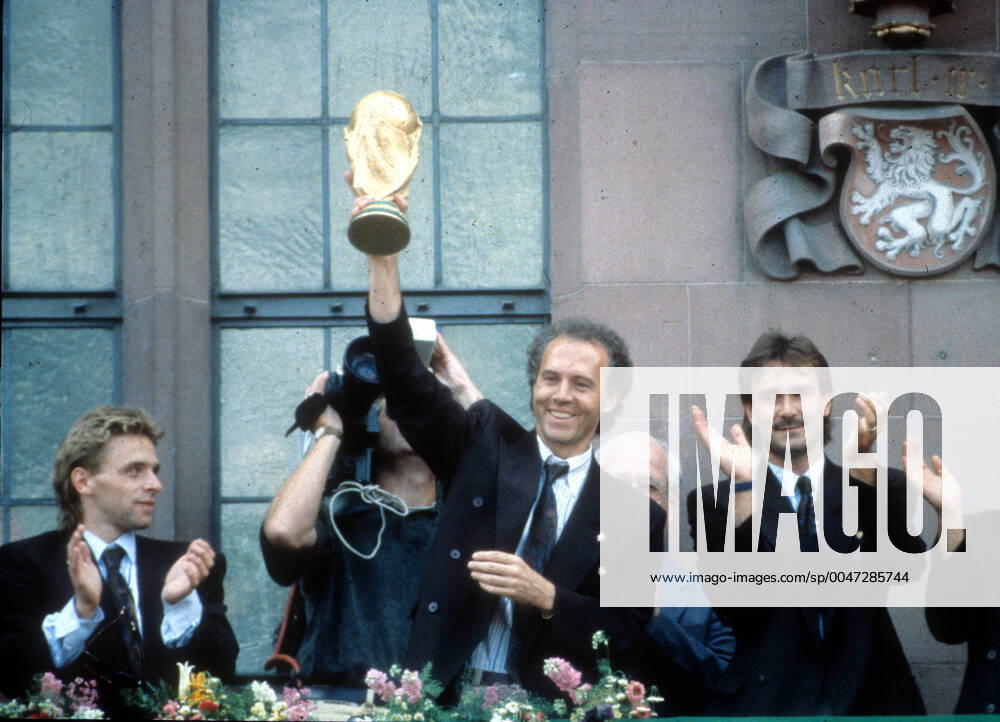 Reception of the 1990 World Champions at Frankfurts Römerberg 09 07 1990 National Coach Franz Beckenbauer with the World Cup, left Thomas Häßler , right TW Raimond Aumann HM