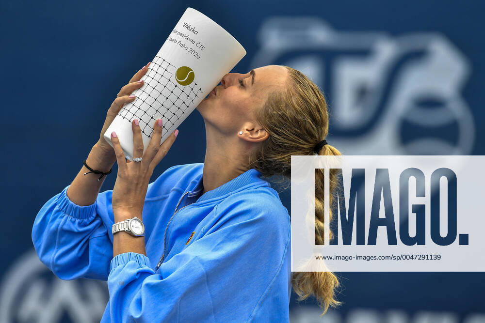 KW22 Tenisovy turnaj O pohar prezidenta CTS, 28. kvetna 2020 v Praze - finale. Petra Kvitova s trofeji pro vitezku. CTKPhotoP202005280723601 VIS 011