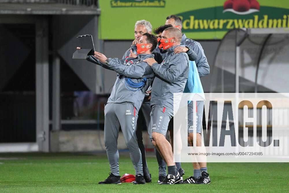 SC Freiburg Bayer 04 Leverkusen, 29 05 2020 Coaches of Bayer Leverkusen make a selfie after the win Sport Fussball 1 Bundesliga Season 19 20 29 Matchday SC Freiburg Bayer 04 Leverkusen, 29 05 2020 Photo Markus Gilliar GES POOL Only for journalistic purposes Only for editorial use According to the regulations of the DFL Deutsche Fußball Liga it is prohibited, to use or have used photographs taken in the stadium and or of the match in the form of sequence images and or video-like photo sequences DFL regulations prohibit any use of photographs as image sequences and or quasi video National and international news agencies out Freiburg BW Germany Poolfoto Markus Gilliar GES POOL ,