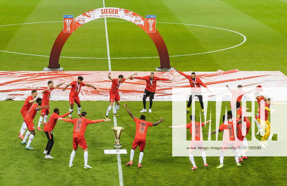 Woerthersee Stadium, Klagenfurt, AUT, UNIQA OeFB Cup, FC Red Bull Salzburg vs SC Austria Lustenau, Final, in the picture Salzburg players cheer with the winners trophy during the Final match of the OeFB Uniqa Cup between FC Red Bull Salzburg and SC Austria Lustenau at the Woerthersee Stadium in Klagenfurt, Austria on 2020 05 29 Klagenfurt EP_gro