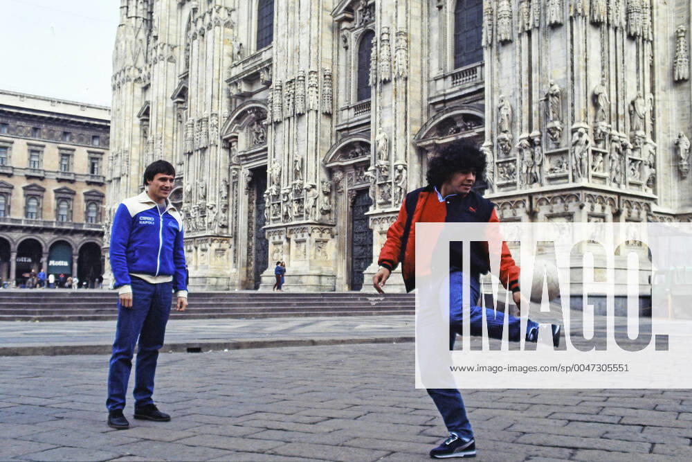 DIEGO MARADONA, DANIEL BERTONI, Napoli, Serie A, Playing in Piazza del Duomo, Milano SERIE A 1984-85 NAPOLI